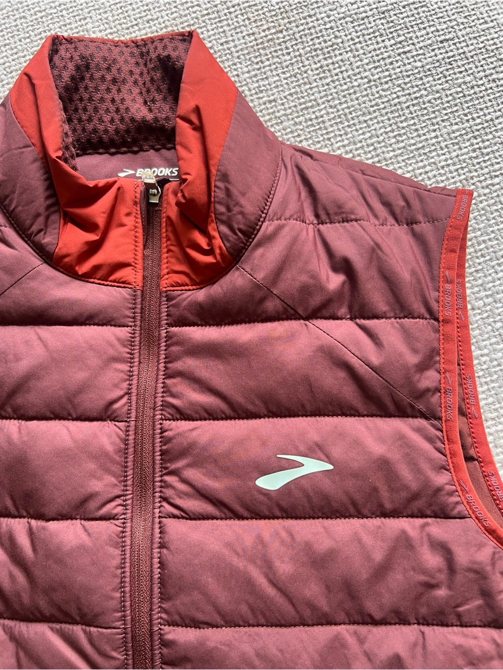 Brooks Women’s Maroon and Red Quilted Running Vest Size M - Picture 3 of 15